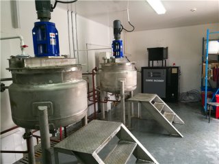 化工反應(yīng)釜物料控溫 ±0.5度，用什么電加熱導(dǎo)熱油爐？